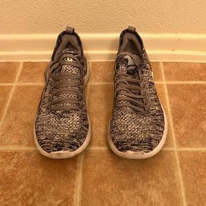 APL techloom breeze gray heathered sneaker